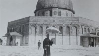 Con el paraguas en frente de la mezquita